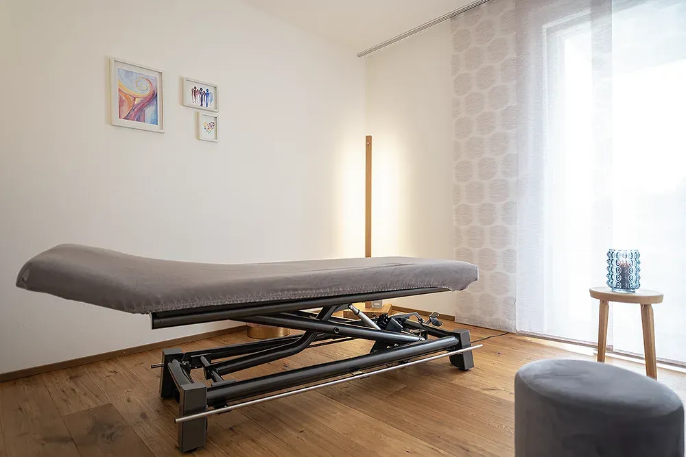 Zweiter Behandlungsraum mit Kunstwerken und natürlichem Licht