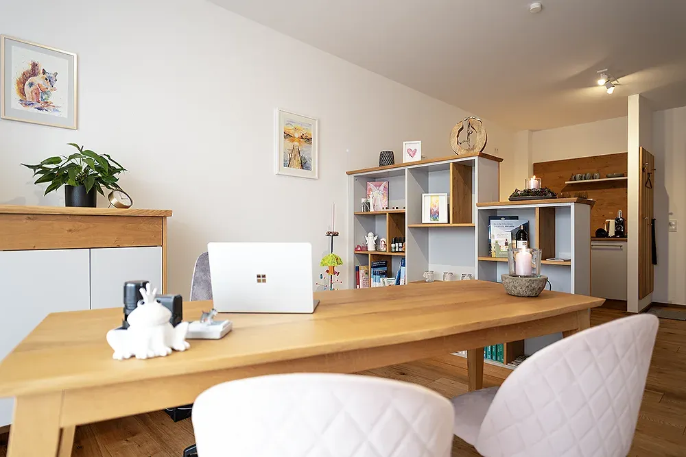 Beratungsbereich der Osteopathie-Praxis Sabine Schmidt mit liebevollen Details